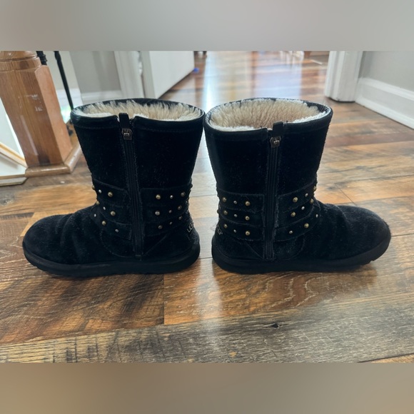 Ugg Australia Girls y5 Studded “Clovis” Boots. Black. - Picture 4 of 10